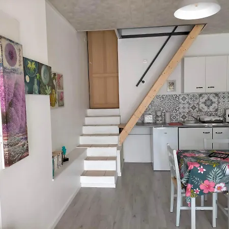Alaric Lodge: Champêtre Avec Parking Privé. Comigne