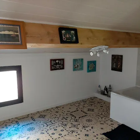 Holiday home Alaric Lodge: Champetre Avec Parking Prive. Comigne