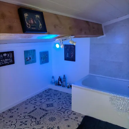 Prázdninový dům Alaric Lodge: Champetre Avec Parking Prive. Comigne