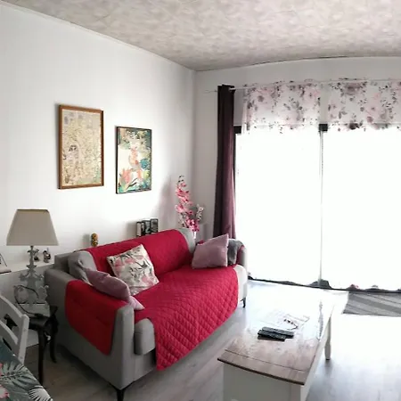 Alaric Lodge: Champêtre Avec Parking Privé. * Comigne