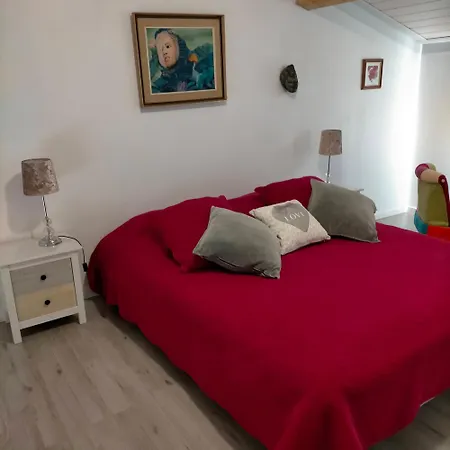 Alaric Lodge: Champetre Avec Parking Prive. Ferienhaus
