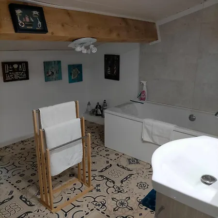 Tatil Evi Alaric Lodge: Champetre Avec Parking Prive.